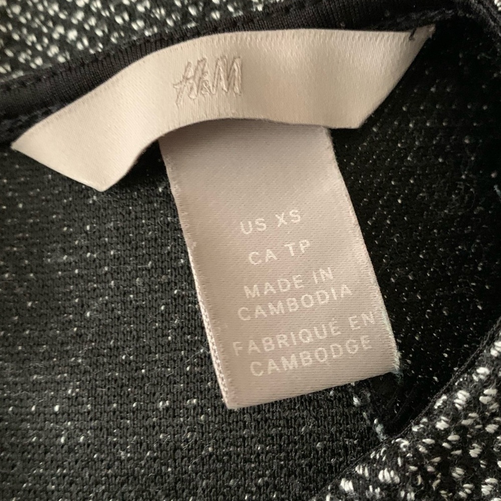 NWOT H&M DRESS. SIZE XS - Picture 3 of 3